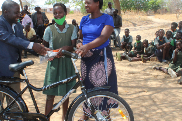 Bericht_zur_Fahrradübergabe_-_Naluja_Grundschule_World_Bicycle_Relief.png 